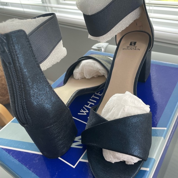 White Mountain Satin Sandals in 7 1/2 - Picture 4 of 11